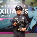 Policía Auxiliar de Michoacán entregó estímulos a elementos por años de servicio.